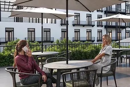 Terraza exterior en la plazoleta